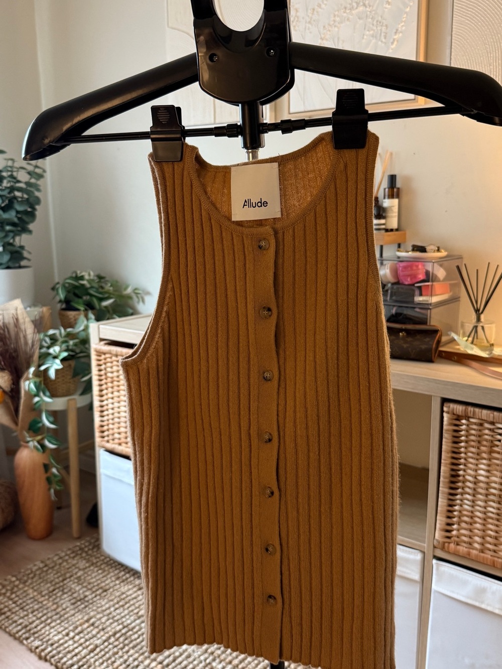 Allude Cashmere Ribbed Button-Front Tank in Camel